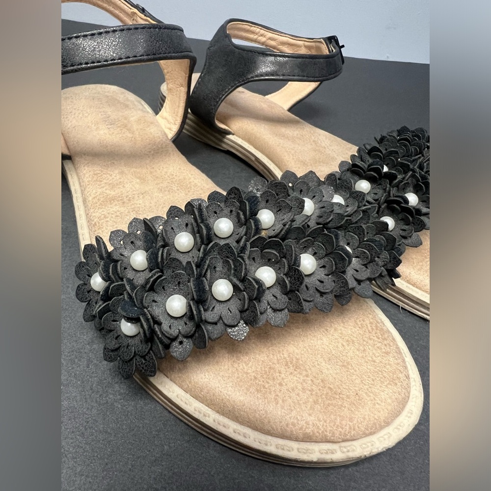 Comfort by Alexis Bendel- Clover Sandals-‎ Size:8, Pre- Owned - Picture 2 of 6